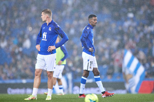 Alexander Sørloth and Alexander Isak of Real Sociedad looks