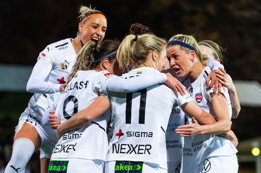 Rosengårds Mimmi Larsson jublar med lagkamrater