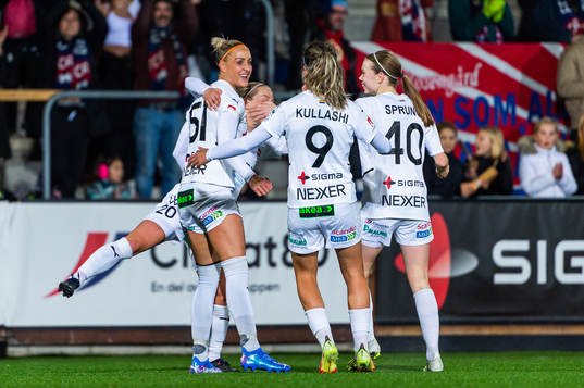Rosengårds Sanne Troelsgaard jublar med Mia Persson,