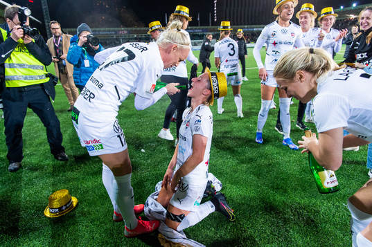 Rosengårds Caroline Seger jublar med lagkamrater