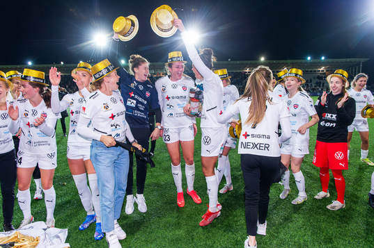 Rosengårds spelare jublar med lagkamrater