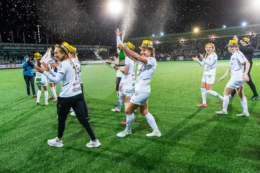 Rosengårds spelare jublar och firar SM-guldet