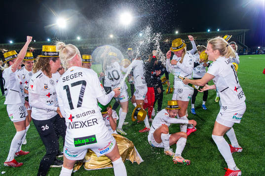 Rosengårds spelare jublar och firar SM-guldet