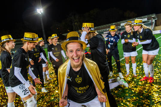 Rosengårds spelare jublar och firar SM-guldet med