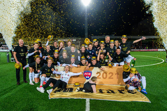 Rosengårds spelare jublar och firar SM-guldet med