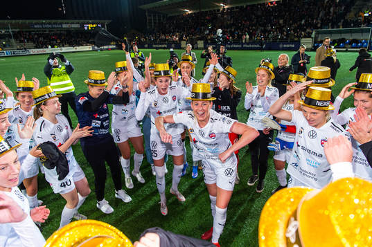 Rosengårds Olivia Schough jublar och firar SM-guldet med