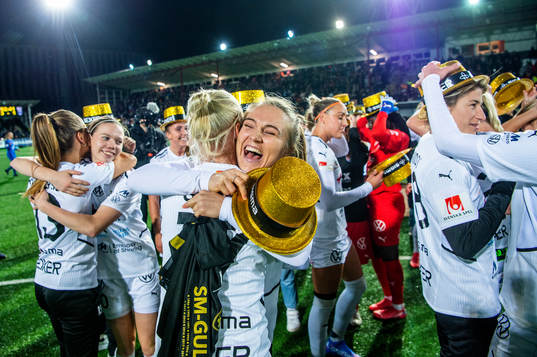 Rosengårds Fiona Brown och Caroline Seger jublar och firar