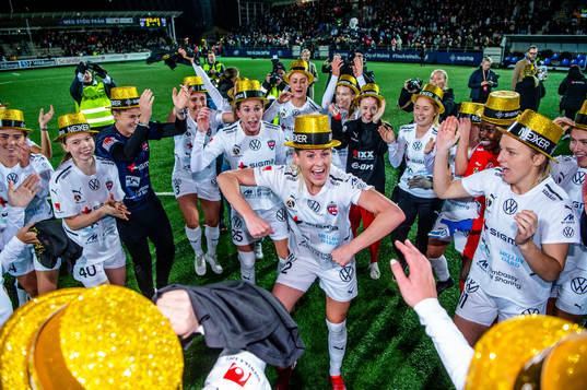 Rosengårds Olivia Schough jublar och firar SM-guldet