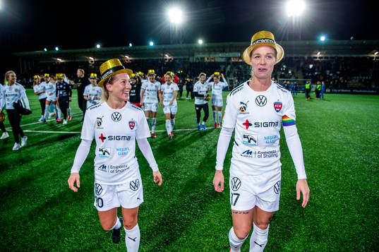 Rosengårds Mia Persson och Caroline Seger  jublar och