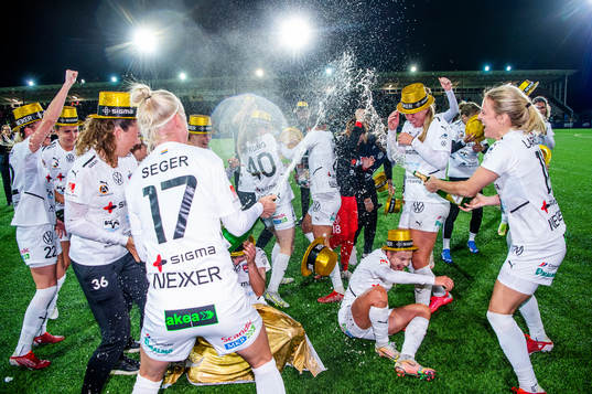 Rosengårds spelare jublar och firar SM-guldet