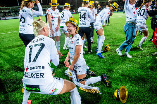 Rosengårds Caroline Seger och Jelena Cankovic  jublar och