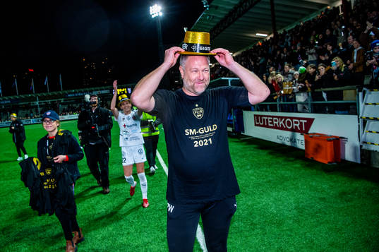 Rosengårds assisterande tränare Patrick Winqvist  jublar