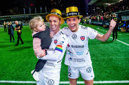 Rosengårds Caroline Seger och Olivia Schough  jublar och