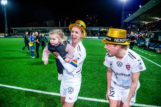 Rosengårds Caroline Seger och Olivia Schough  jublar och