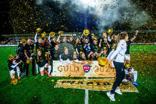 Rosengårds spelare jublar och firar SM-guldet