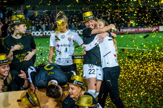 Rosengårds spelare jublar och firar SM-guldet