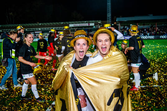 Rosengårds Caroline Seger och Fiona Brown  jublar och