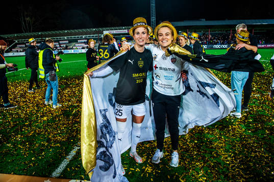 Rosengårds Caroline Seger och Fiona Brown  jublar och
