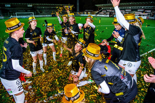 Rosengårds spelare jublar och firar SM-guldet