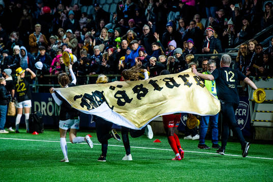 Rosengårds spelare jublar och firar SM-guldet