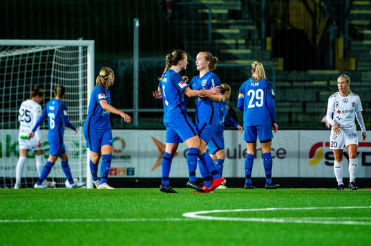 Eskilstunas Elise Stenevik och Noor Eckhoff jublar