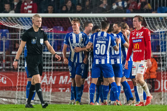 IFK Göteborgs Oscar Vilhelmsson jublar med lagkamrater