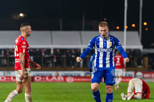 IFK Göteborgs Oscar Wendt jublar medan Degerfors Nikola
