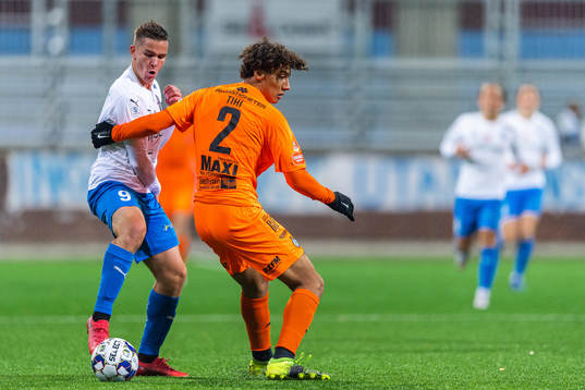 Värnamos Oscar Johansson och AFC Eskilstunas Robin Tihi