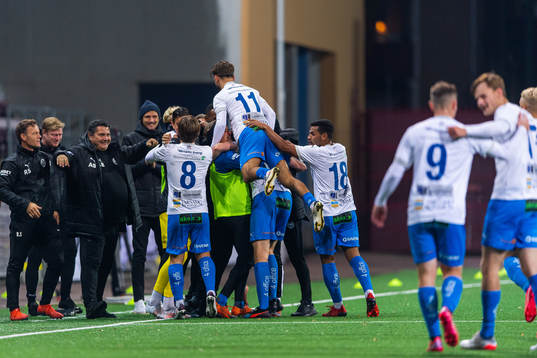 Värnamos spelare jublar