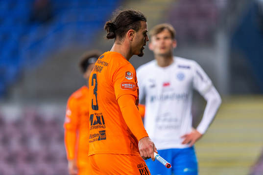 AFC Eskilstunas Abdelkarim Mammar Chaouche håller i en