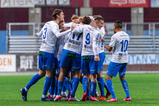 Värnamos Victor Larsson jublar med lagkamrater