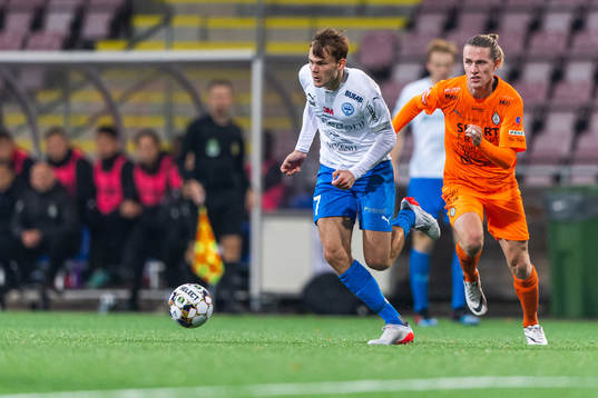 Värnamos Oscar Uddenäs och AFC Eskilstunas Viktor
