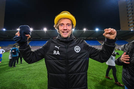 Värnamos tränare Robin Asterhed jublar