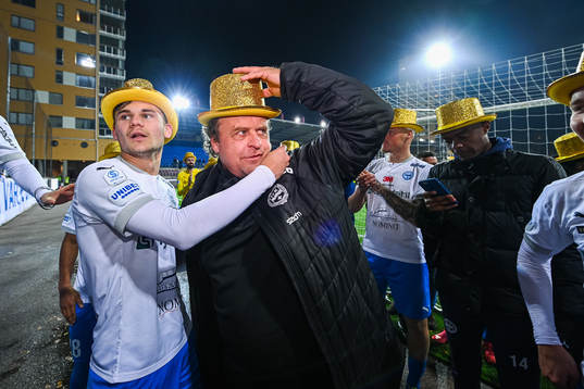 Värnamos tränare Jonas Thern jublar