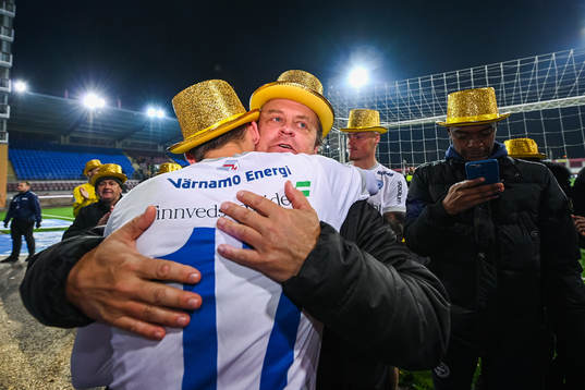 Värnamos tränare Jonas Thern jublar