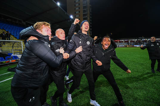 Värnamos tränare Robin Asterhed jublar