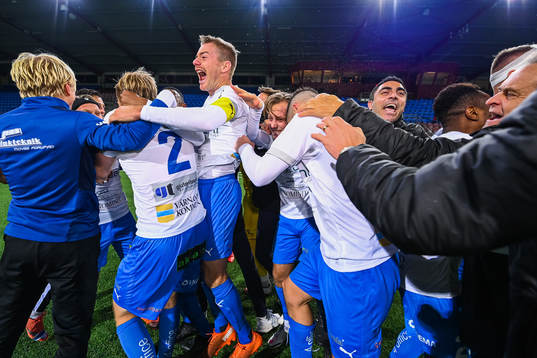 Värnamos Freddy Winsth jublar med lagkamrater