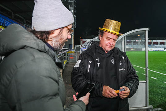 Värnamos tränare Jonas Thern med en cigarr