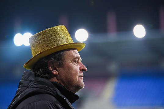 Värnamos tränare Jonas Thern med guldhatt