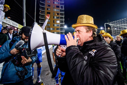 Värnamos tränare Jonas Thern jublar