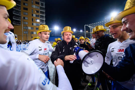 Värnamos tränare Jonas Thern jublar