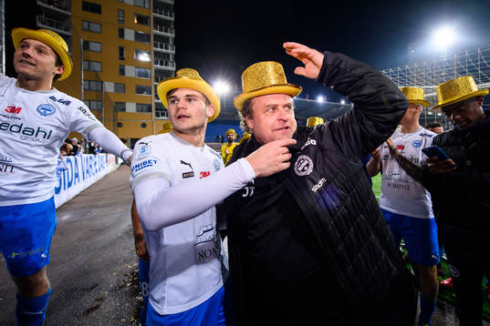 Värnamos tränare Jonas Thern jublar