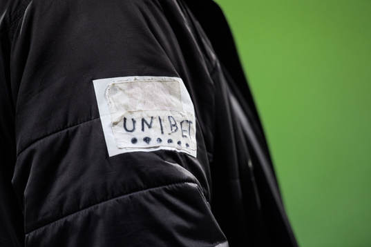 En hemmagjord Unibet-logotyp på en jacka