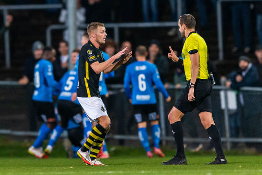 s Sebastian Larsson reagerar mot domaren