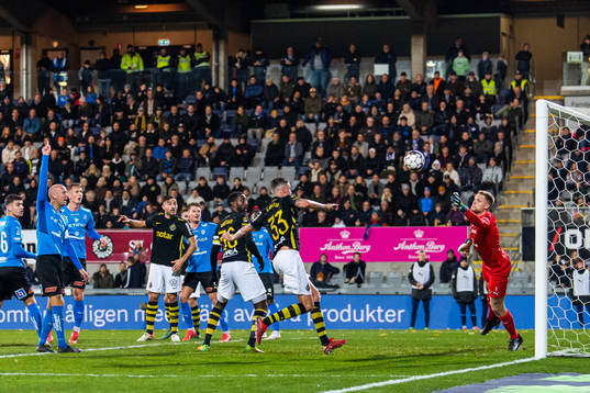 s Henok Goitom och Mikael Lustig ser Halmstads målvakt