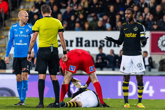 s Filip Rogic ses om av Halmstads målvakt Malkolm Nilsson