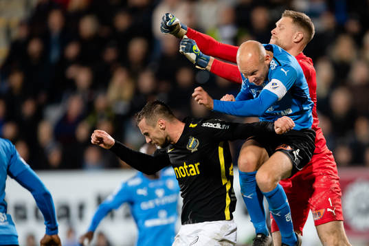 Halmstads Andreas Johansson och målvakt Malkolm Nilsson