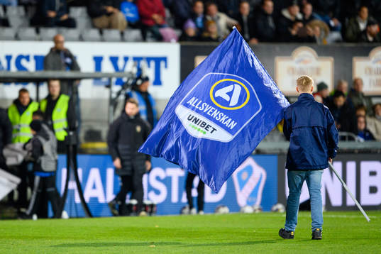 Flagga med Allsvenskan och Unibet före fotbollsmatchen i