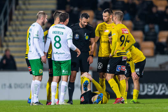 Mjällbys Jacob Bergström ligger och har ont bredvid