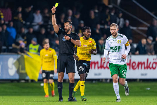 Hammarbys Mads Fenger Nielsen (ej i bild) varnas av domare